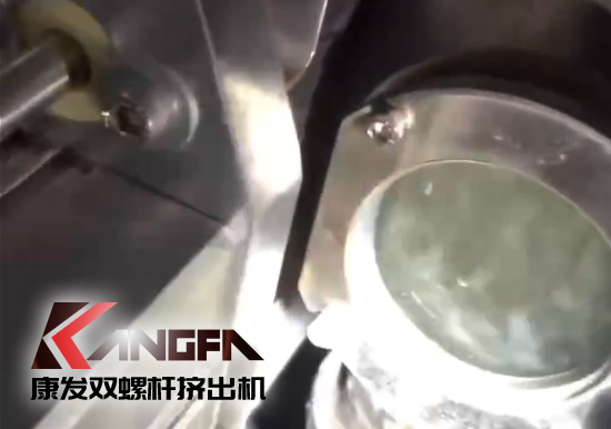 水下造粒机切粒视频水中造粒机康发75机双螺杆挤出造粒机实拍！水下切|水下切粒|共混智造|塑料
