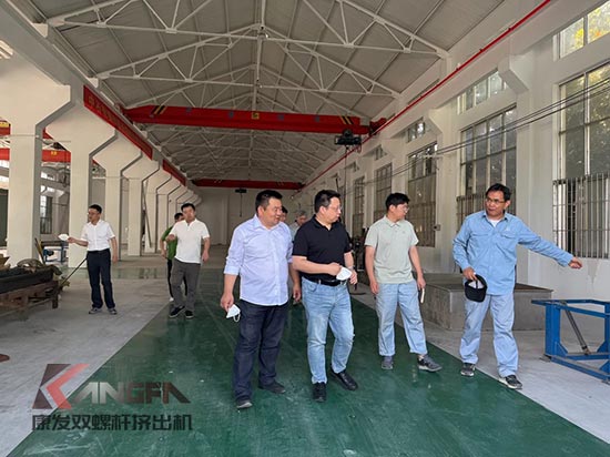 中石化石科院院长李明丰率队莅临康发双螺杆挤出机调研废塑料循环利用项目