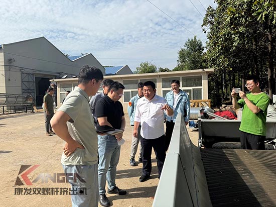 中石化石科院院长李明丰率队莅临康发双螺杆挤出机调研废塑料循环利用项目