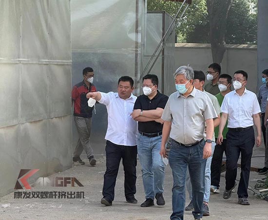 中石化石科院院长李明丰率队莅临康发双螺杆挤出机调研废塑料循环利用项目
