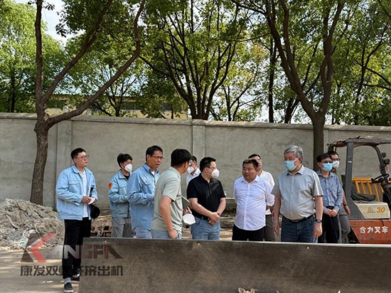 中石化石科院院长李明丰率队莅临康发双螺杆挤出机调研废塑料循环利用项目